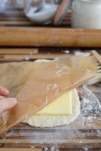 Palmiers aus selbstgemachtem Blitz-Blätterteig mit bretonischem Geschmack Blitz Blätterteig Selber Machen Schritt 9 Butter In Teig Einschlagen
