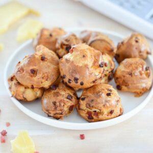 Gougères mit Käse und Speck