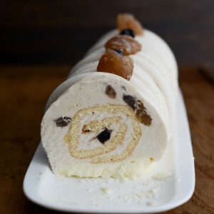 Geeiste Buche de Noël mit Kastanien und Sauerkirschen