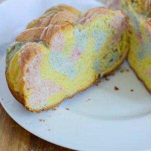 Bunte geflochtene Brioche für Kinder