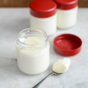 Wie schaffen es Französinnen, schlank zu bleiben? Meine persönlichen Einblicke Cremiger Hausgemachter Joghurt 300x300