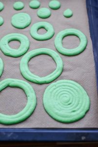 Oster-Macarons-Torte mit Überraschung Oster Macarons Torte Baken 3 201x300