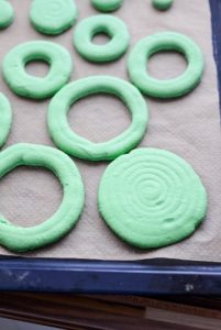Oster-Macarons-Torte mit Überraschung Oster Macarons Torte Baken 4 201x300