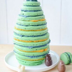 Oster-Macarons-Torte mit Überraschung