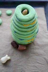 Oster-Macarons-Torte mit Überraschung Ostereier Macaron Kuchen 1 201x300