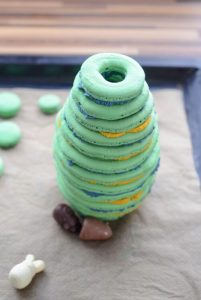 Oster-Macarons-Torte mit Überraschung ostereier-macaron-kuchen-2-201x300