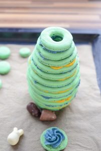 Oster-Macarons-Torte mit Überraschung ostereier-macaron-kuchen-3-201x300