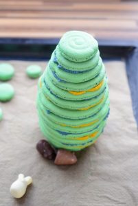 Oster-Macarons-Torte mit Überraschung ostereier-macaron-kuchen-4-201x300