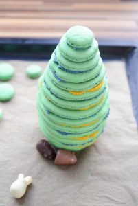 Oster-Macarons-Torte mit Überraschung ostereier-macaron-kuchen-5-201x300