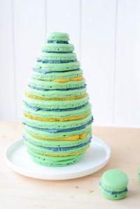 Oster-Macarons-Torte mit Überraschung ostereier-macaron-kuchen-6-201x300