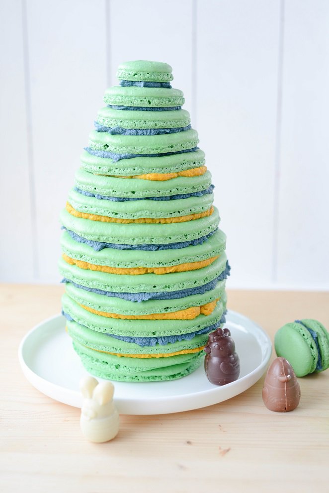 Oster-Macarons-Torte mit Überraschung ostereier-macaron-kuchen-7