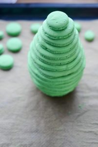 Oster-Macarons-Torte mit Überraschung Ostern Macaron Torte Rezept 1 201x300