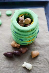 Oster-Macarons-Torte mit Überraschung Ostern Macaron Torte Rezept 10 201x300
