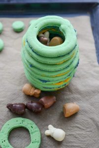 Oster-Macarons-Torte mit Überraschung Ostern Macaron Torte Rezept 11 201x300
