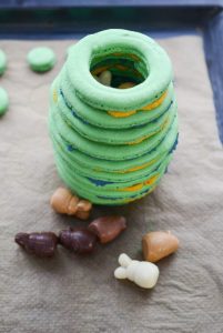 Oster-Macarons-Torte mit Überraschung Ostern Macaron Torte Rezept 12 201x300