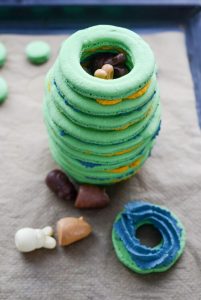 Oster-Macarons-Torte mit Überraschung Ostern Macaron Torte Rezept 13 201x300