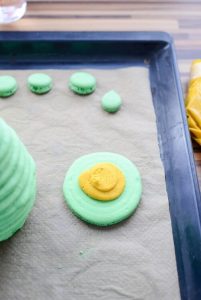 Oster-Macarons-Torte mit Überraschung Ostern Macaron Torte Rezept 2 201x300