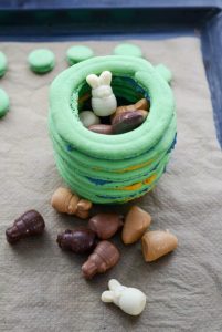 Oster-Macarons-Torte mit Überraschung Ostern Macaron Torte Rezept 9 201x300