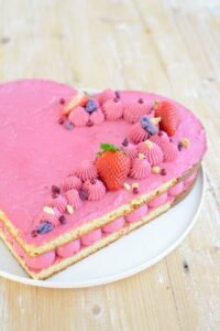 Erdbeer-Holunder-Herztorte zum Muttertag DSC_0640 1 200x300