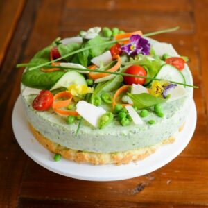 Herzhafter Torte mit Erbsen und Avocado