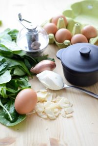 Oeufs Cocotte (Eier aus dem Ofen) Oeufs Cocotte Zutaten 201x300