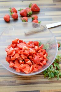 Erdbeer-Rosen-Tarte (Tarte aux fraises et à la rose) Tarte Aux Fraises Schritt 13 Erdbeeren Gewürfelt In Schüssel 200x300