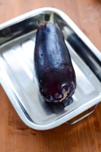 Auberginenaufstrich Auberginen Dip Schritt 1 Rohe Aubergine Im Backblech