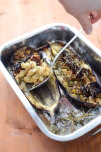 Auberginenaufstrich Auberginen Dip Schritt 5 Aubergine Aushöhlen Mit Löffel