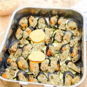 Überbackene Muscheln mit Persillade und Ziegenfrischkäse