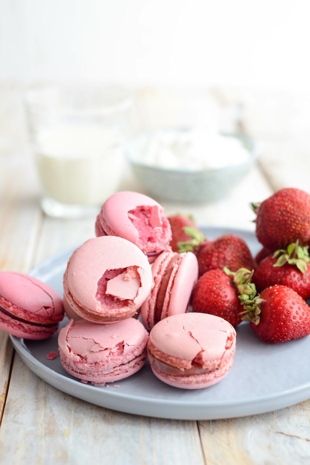 Macarons Becher mit Joghurt und Erdbeeren Rezept - franzoesischkochen.de