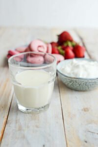 Macarons Becher mit Joghurt und Erdbeeren DSC_2606 1 200x300