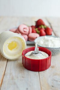 Macarons Becher mit Joghurt und Erdbeeren DSC_2608-1-200x300