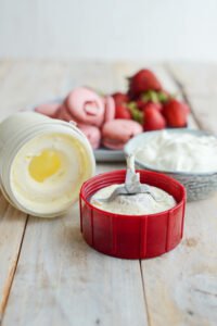 Macarons Becher mit Joghurt und Erdbeeren DSC_2608 1 200x300