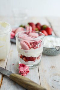 Macarons Becher mit Joghurt und Erdbeeren DSC_2612 1 200x300