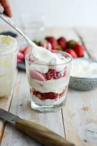 Macarons Becher mit Joghurt und Erdbeeren DSC_2613 1 200x300