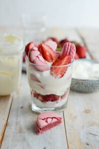 Macarons Becher mit Joghurt und Erdbeeren DSC_2615 1 200x300