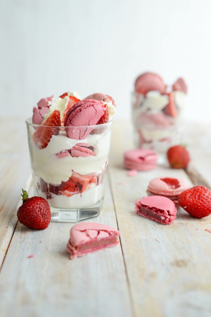 Macarons Becher mit Joghurt und Erdbeeren DSC_2626-1-683x1024