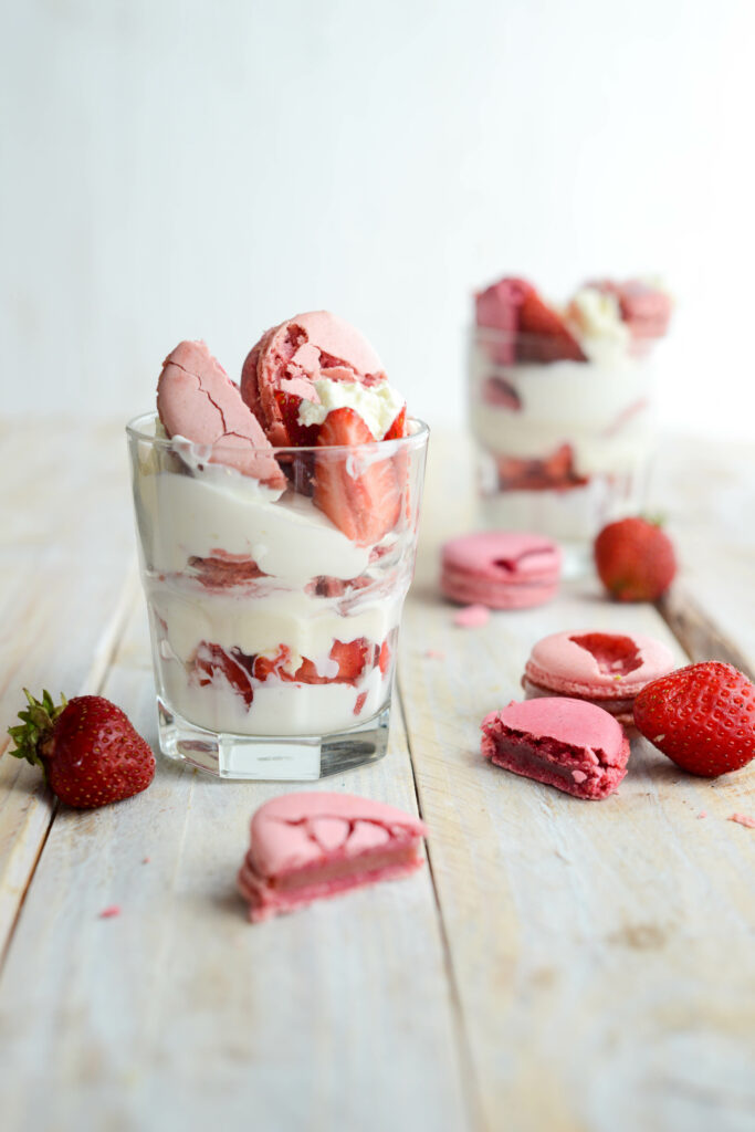 Macarons Becher mit Joghurt und Erdbeeren DSC_2631-1-683x1024