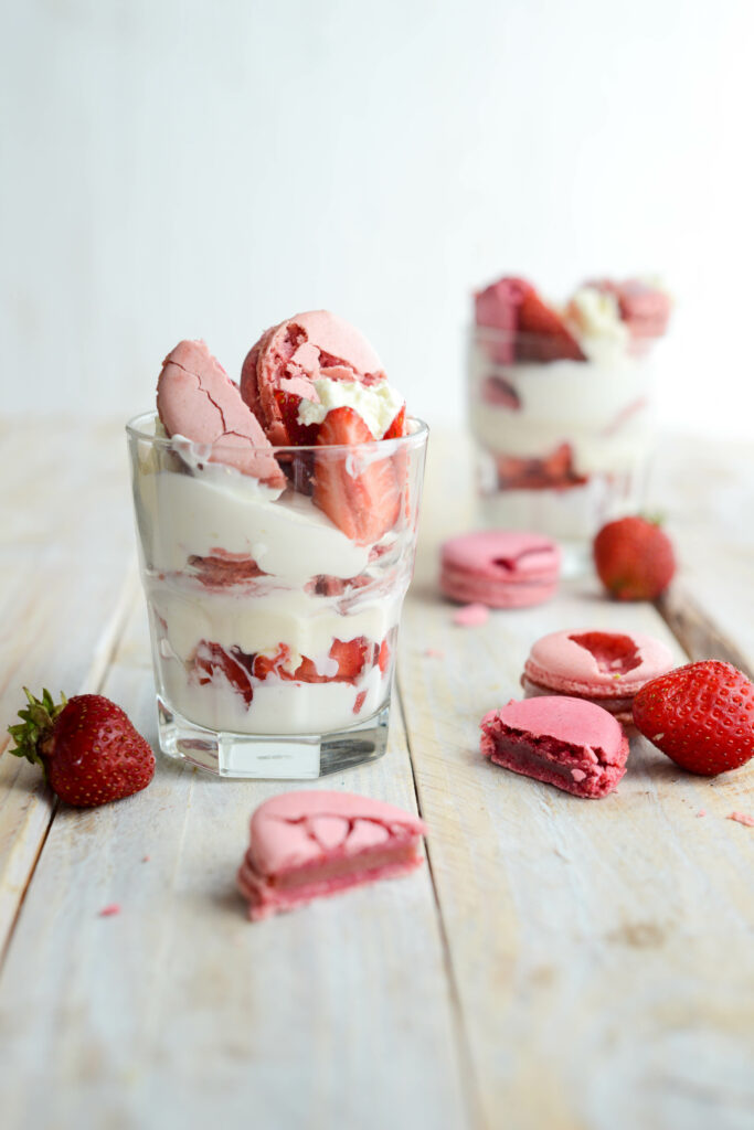 Macarons Becher mit Joghurt und Erdbeeren DSC_2631 1 683x1024