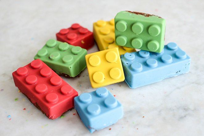 Klemmbausteinen-Schoko-Kuchen für den Schulanfang Lego-Baustein-backform-einschulung
