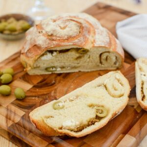Brot mit Oliven und Ziegenkäse