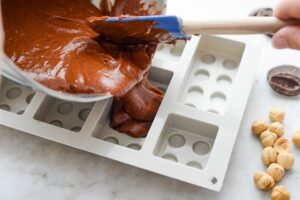 Klemmbausteinen-Schoko-Kuchen für den Schulanfang und alle Lego Fans Klemmbausteinen-Schoko-Kuchen für den Schulanfang und alle Lego Fans Klemmbausteine Kuchen Schritt 10 Schokoladenteig In Silikonform Giesse
