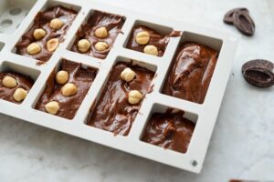 Klemmbausteinen-Schoko-Kuchen für den Schulanfang und alle Lego Fans Klemmbausteinen-Schoko-Kuchen für den Schulanfang und alle Lego Fans Klemmbausteine Kuchen Schritt 12 Schokoladenteig In Silikonform Fülle
