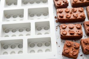 Klemmbausteinen-Schoko-Kuchen für den Schulanfang und alle Lego Fans Klemmbausteinen-Schoko-Kuchen für den Schulanfang und alle Lego Fans Klemmbausteine Kuchen Schritt 15 Schokoladen Lego Kuchenstücke Aus Fo