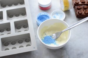 Klemmbausteinen-Schoko-Kuchen für den Schulanfang und alle Lego Fans Klemmbausteine Kuchen Schritt 16 Schokolade Färben Mit Lebensmittelfa