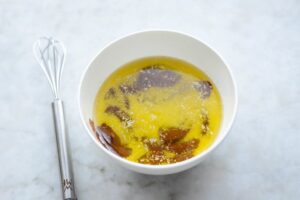 Klemmbausteinen-Schoko-Kuchen für den Schulanfang und alle Lego Fans Klemmbausteine Kuchen Schritt 2 Geschmolzene Butter Mit Ei