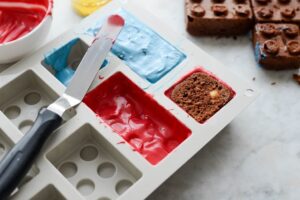 Klemmbausteinen-Schoko-Kuchen für den Schulanfang und alle Lego Fans Klemmbausteine Kuchen Schritt 21 Silikonform Mit Farbigem Teig