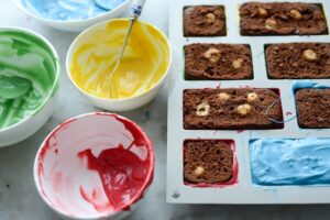 Klemmbausteinen-Schoko-Kuchen für den Schulanfang und alle Lego Fans Klemmbausteinen-Schoko-Kuchen für den Schulanfang und alle Lego Fans Klemmbausteine Kuchen Schritt 22 Schoko Kuchenformen Mit Zuckerglasur