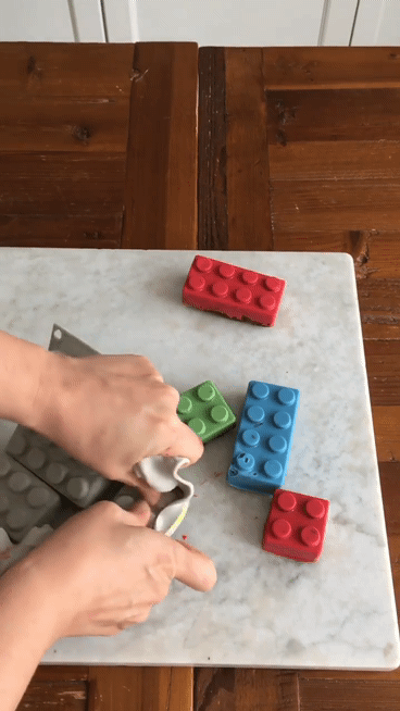 Klemmbausteinen-Schoko-Kuchen für den Schulanfang und alle Lego Fans Klemmbausteine Kuchen Schritt 24 Lego Schokolade Aus Form Lösen
