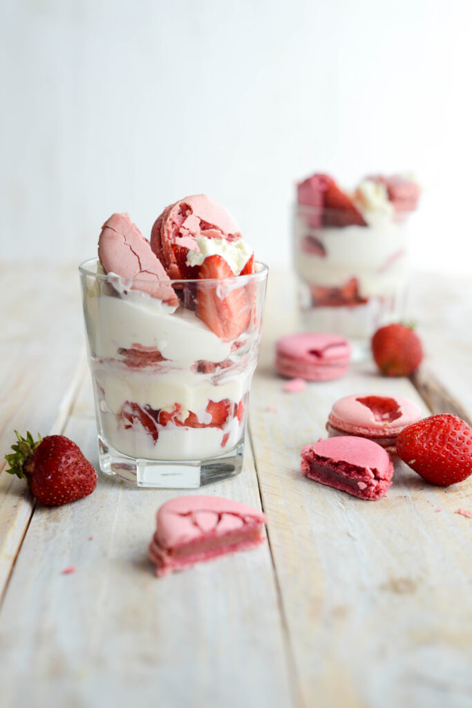 Macarons Becher mit Joghurt und Erdbeeren Macarons Dessert Mit Erdbeeren 3